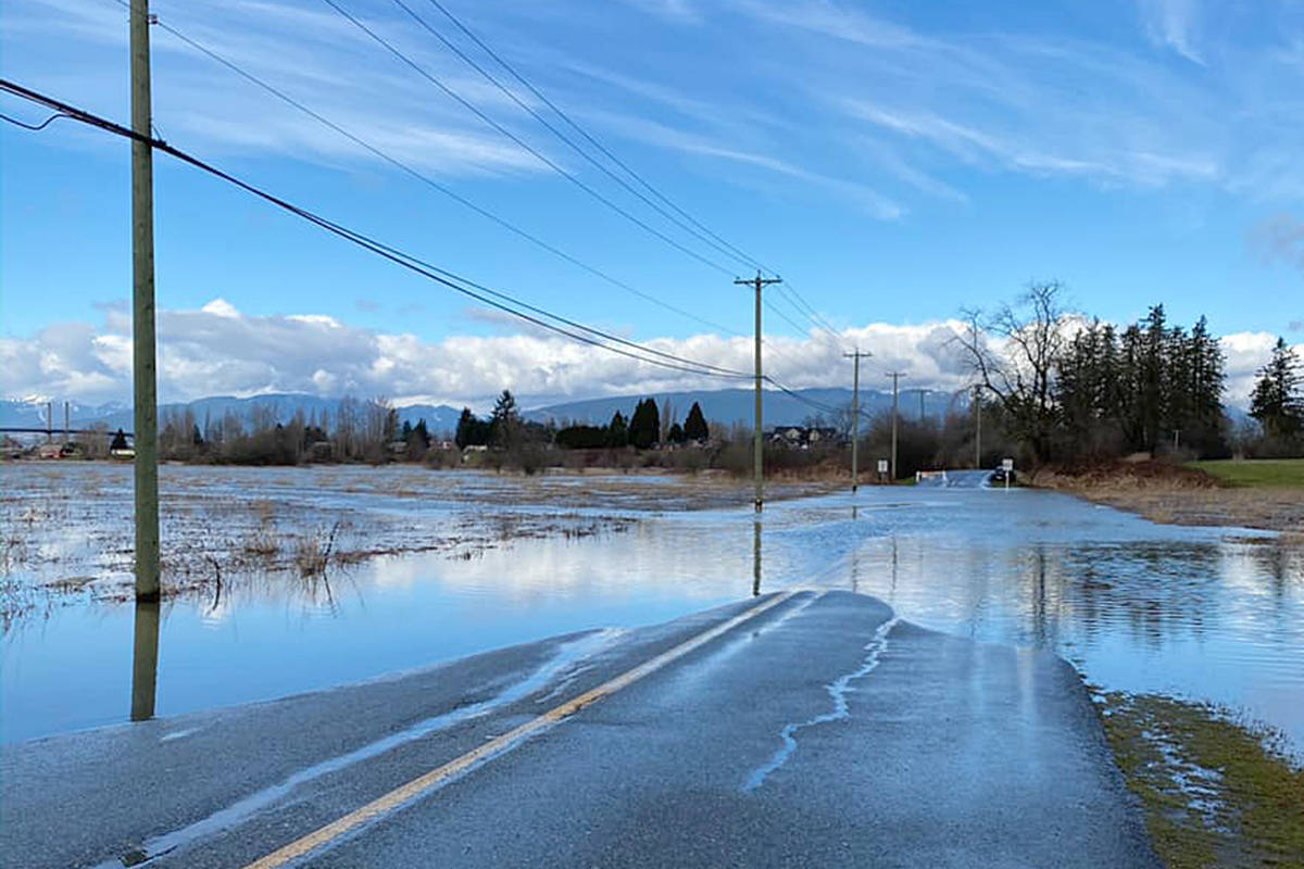 20382173_web1_200201-LAT-flooding-forces-road-closures-208th_1