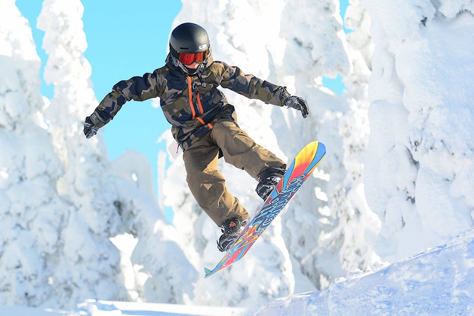 20717746_web1_Snowboard3-web