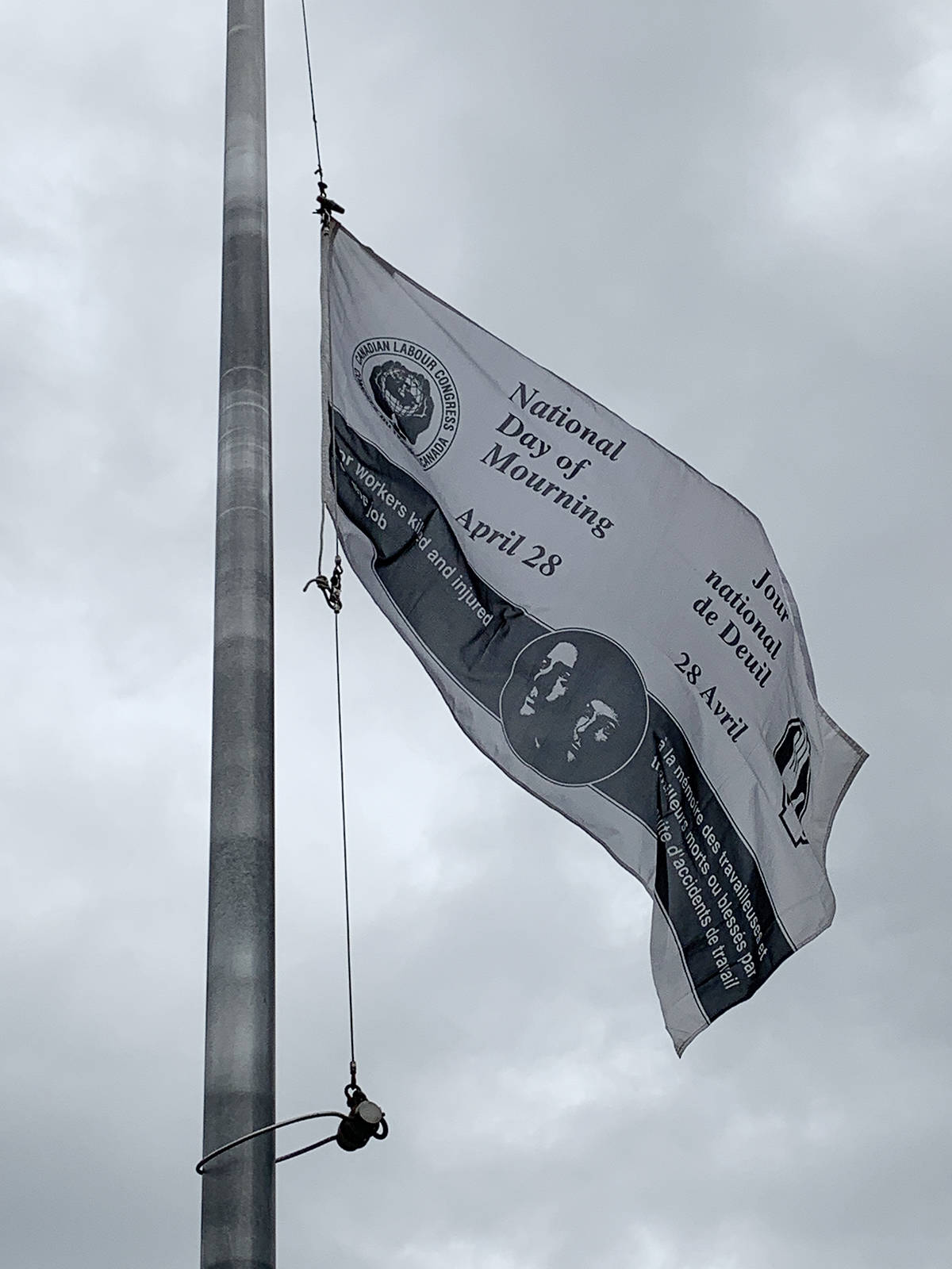 21398495_web1_200426-LAT-day-of-mourning-flag_2