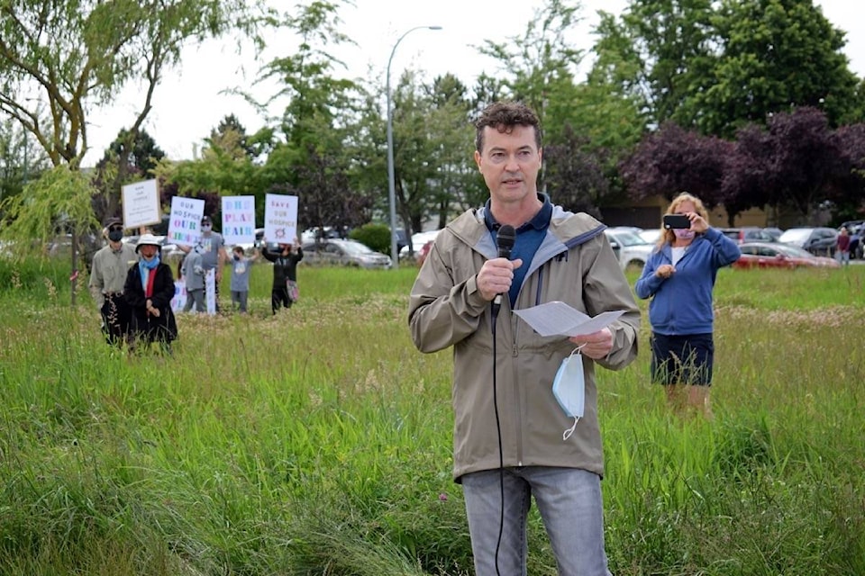 Event organizer and former Delta Hospice Society board president Chris Pettypiece tells attendees at the Walk for Choice at Delta Hospice on Saturday, June 13 that a petition filed in B.C. Supreme Court seeking to stop a planned extraordinary general meeting of the society and mail-in vote on transitioning into a faith-based society had been successful. (James Smith photo)