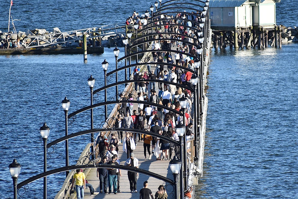 21920192_web1_200625-PAN-PierCrowds_2