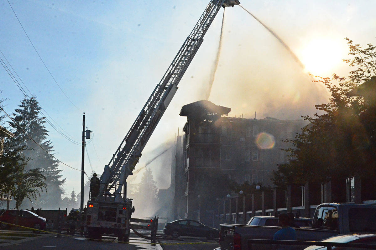 22167703_web1_200717-LAT-ApartmentFire3