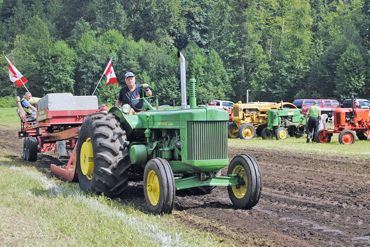 22390139_web1_200811-LAT-tractor-pull-draws-200-plus-Sandy_1