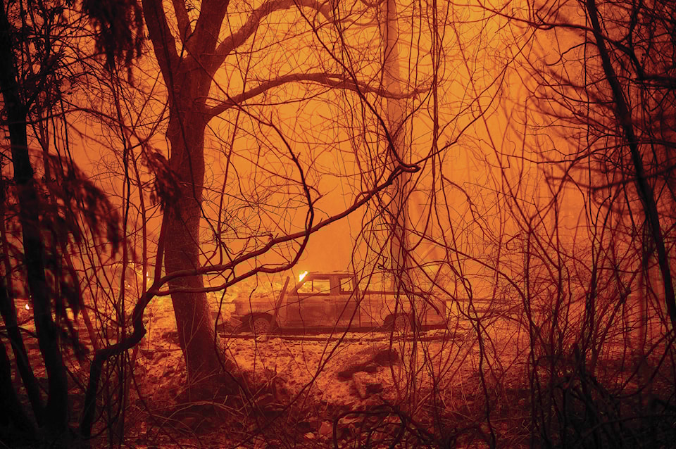 22670995_web1_200910-RDA-World-California-Wildfire_1