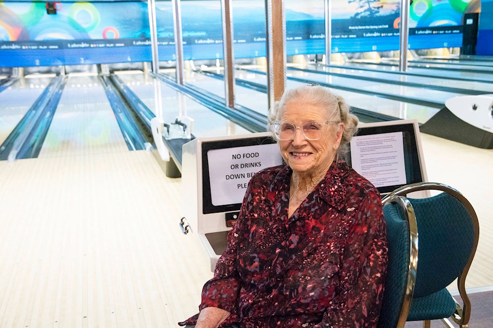 22893409_web1_201007-SAA-Old-woman-bowls_2