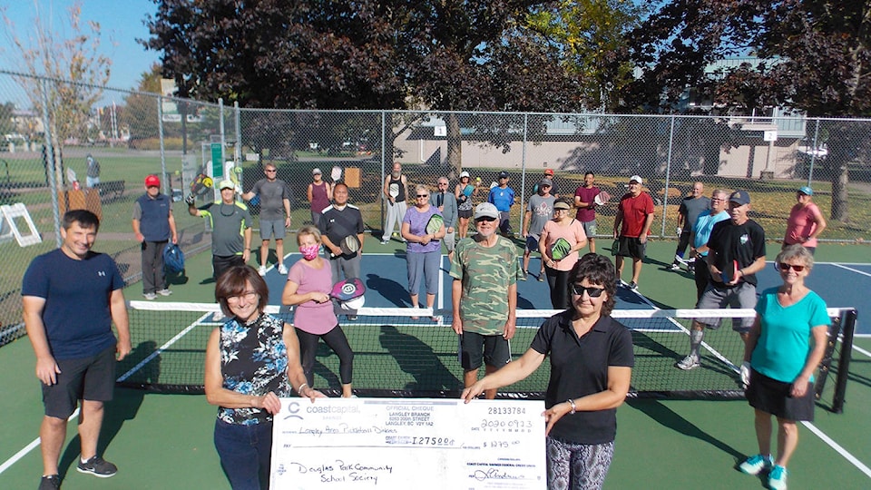 22947088_web1_201008-LAT-PickleballDonation-DouglasPark_2