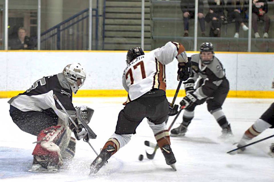 23077239_web1_201020-ALT-Kodiaks-hit-ice-Kodiaks_1