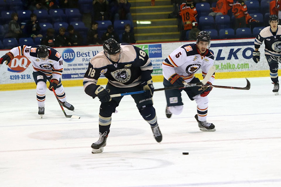 23121099_web1_201026-LAT-Rivermen-all-Canadian-Bunting_1