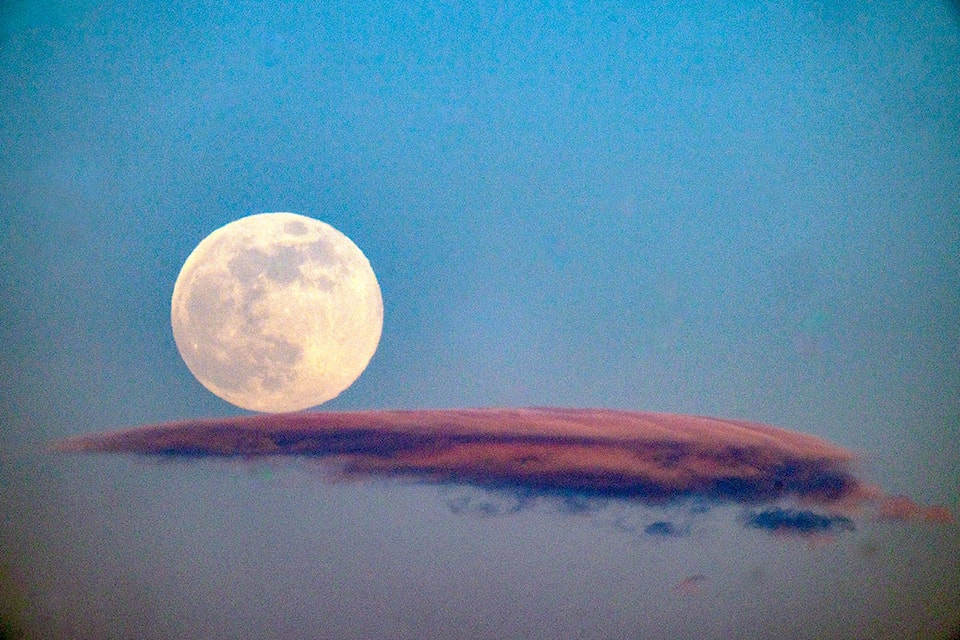 23173198_web1_web-full-moon-mullensky-pdn-200508