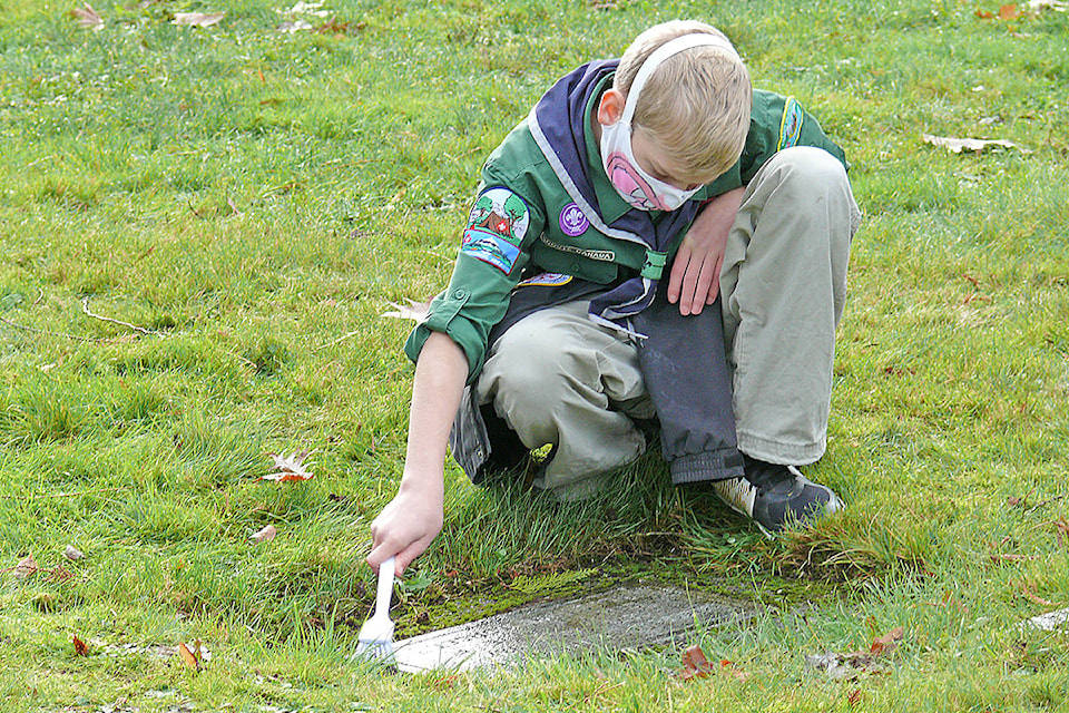 23263887_web1_copy_21107-LAT-scouts-clean-vets-headstones-_1