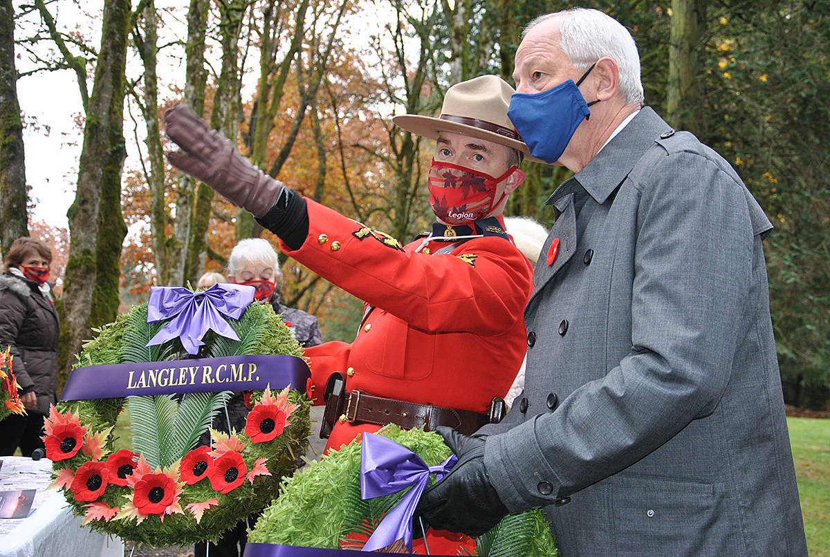 23303101_web1_201111-LAT-MurrayvilleRemembrance-InvitationService_10