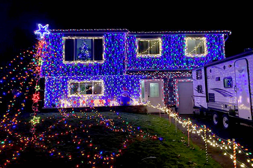 23627602_web1_201214-ALT-Christmas-light-feature-pennington_2