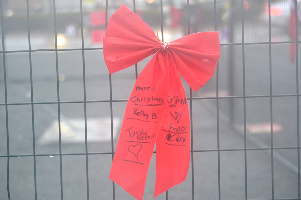 23670101_web1_201217-ALT-Tree-messages-Decor_13