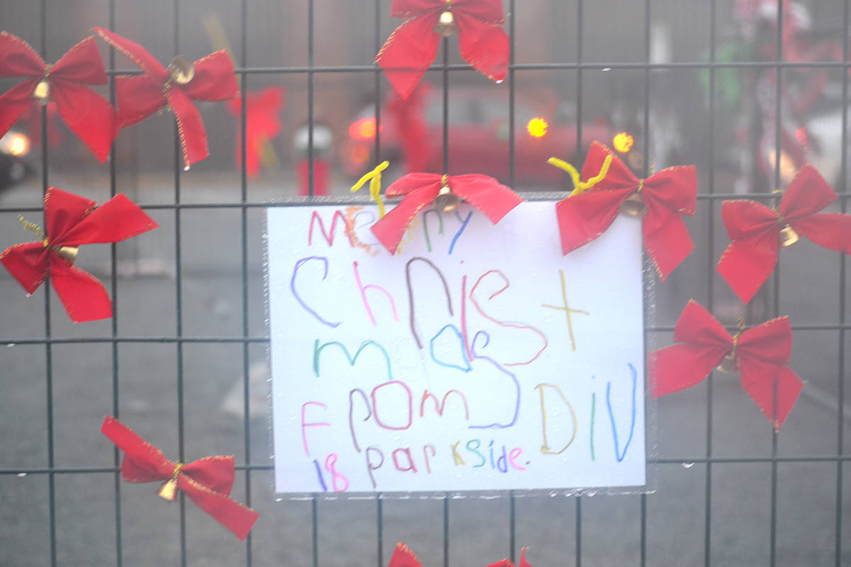 23670101_web1_201217-ALT-Tree-messages-Decor_6