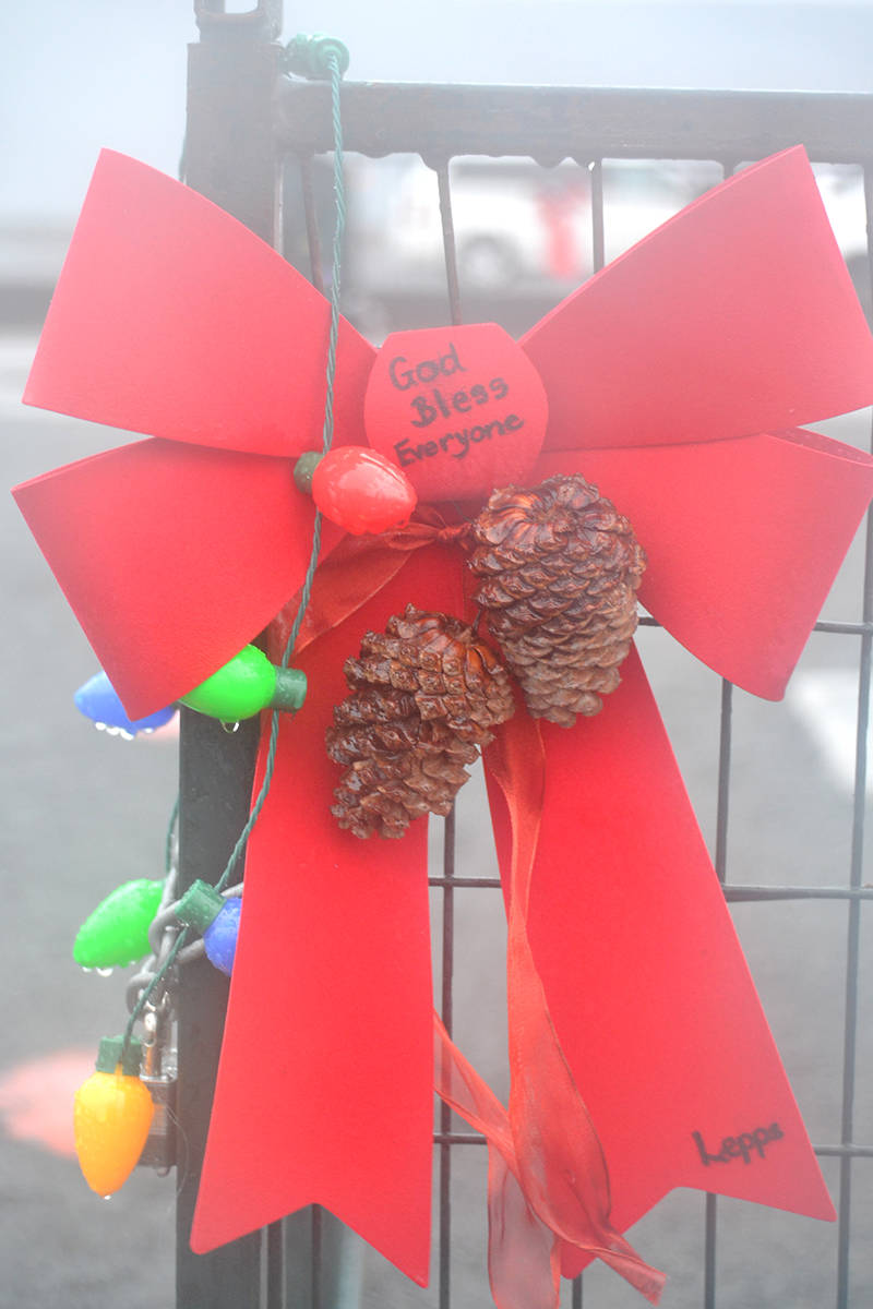 23670101_web1_201217-ALT-Tree-messages-Decor_7