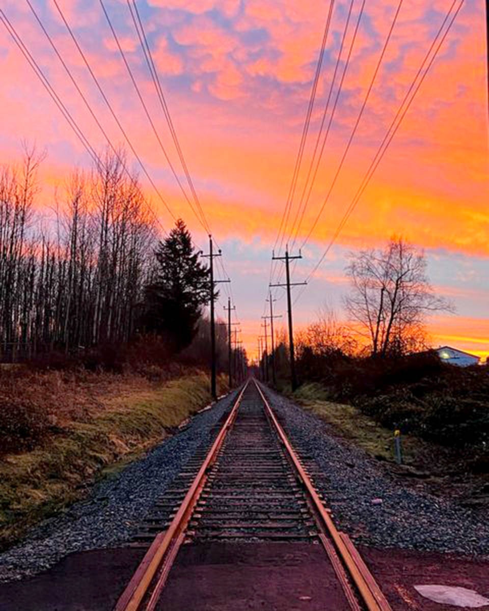 23785958_web1_201230-ALT-Track-Photo-sky_2