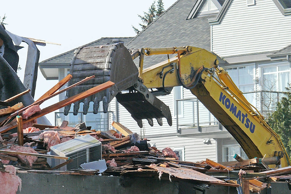24329613_web1_210224-LAT-West-Country-Hotel-demolition-claw_1