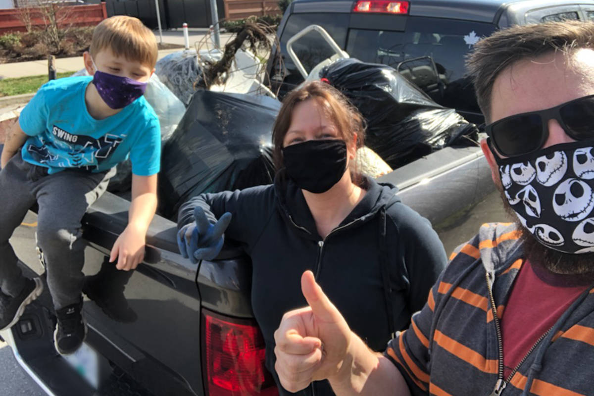 24363033_web1_210227-LAT-family-cleans-up-trash-selfie_1