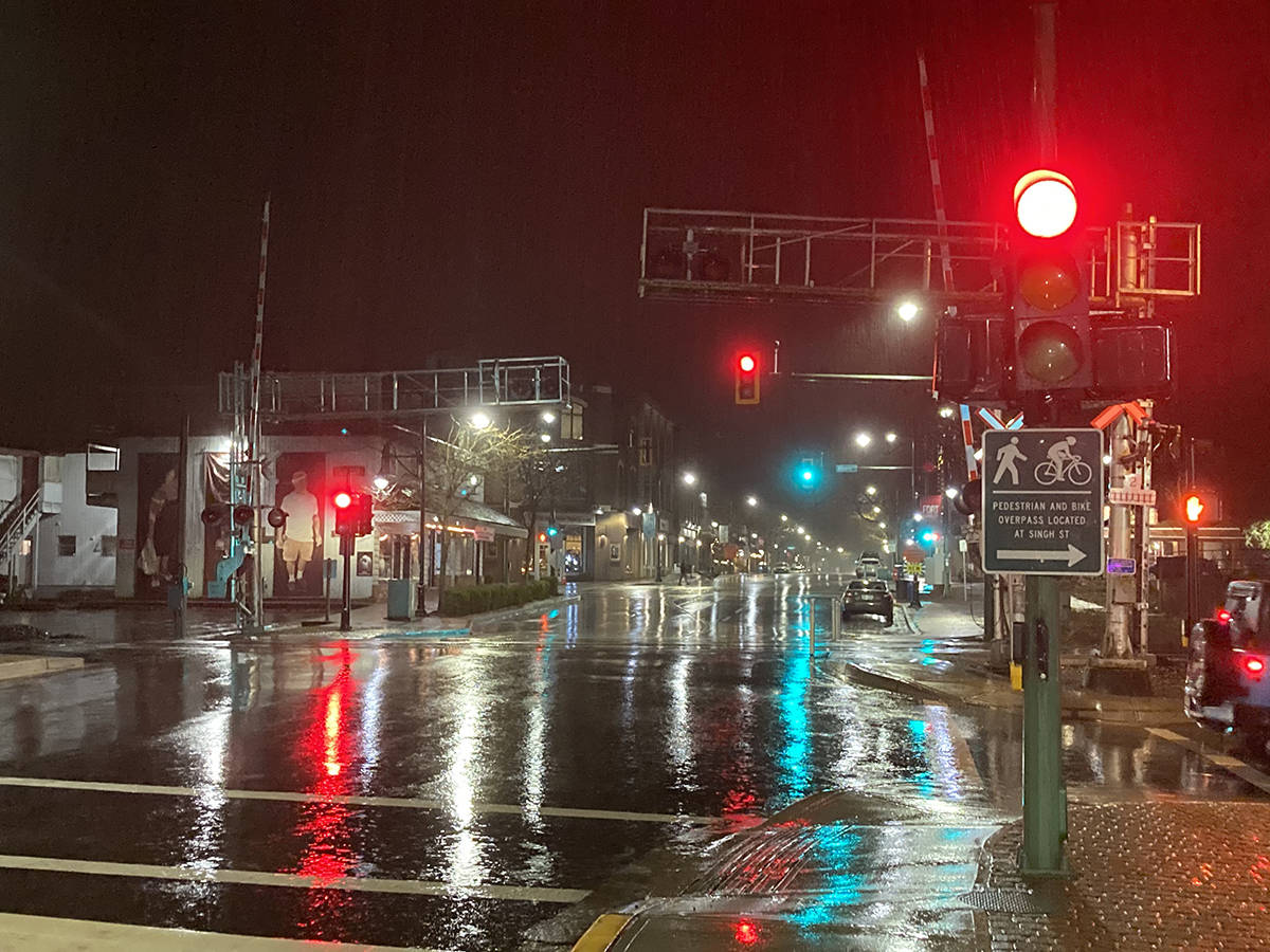 24632267_web1_210324-LAT-new-traffic-lights-at-rail-crossing_1