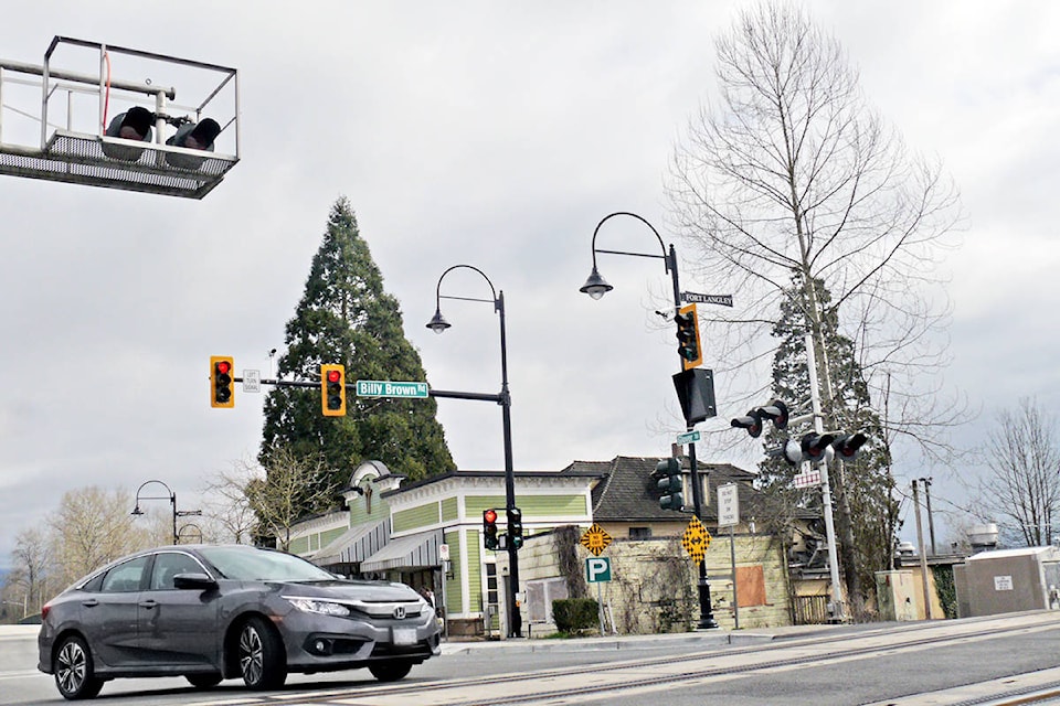 24632267_web1_copy_210324-LAT-new-traffic-lights-at-rail-crossing-_1