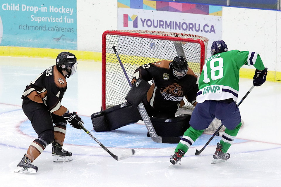 24693127_web1_Whalers-Kodiaks-01web