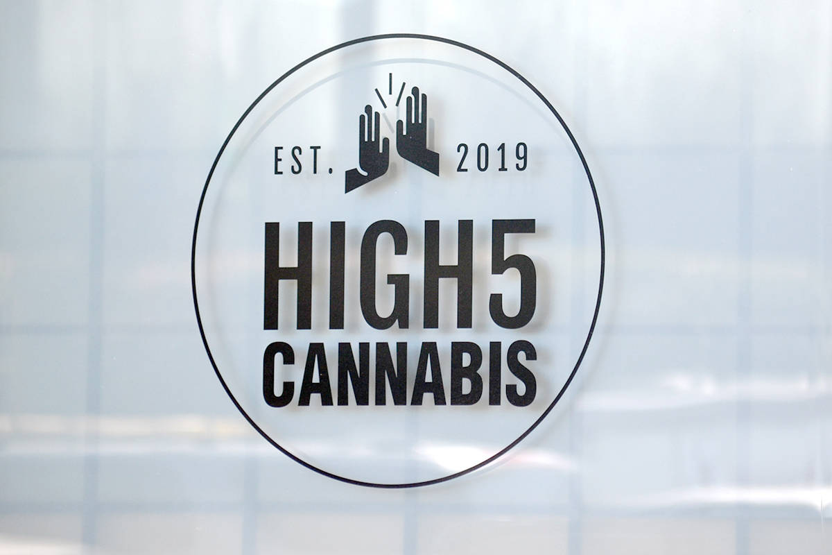 24785570_web1_210408-ALT-High5-RU-Cannabis-high5_3