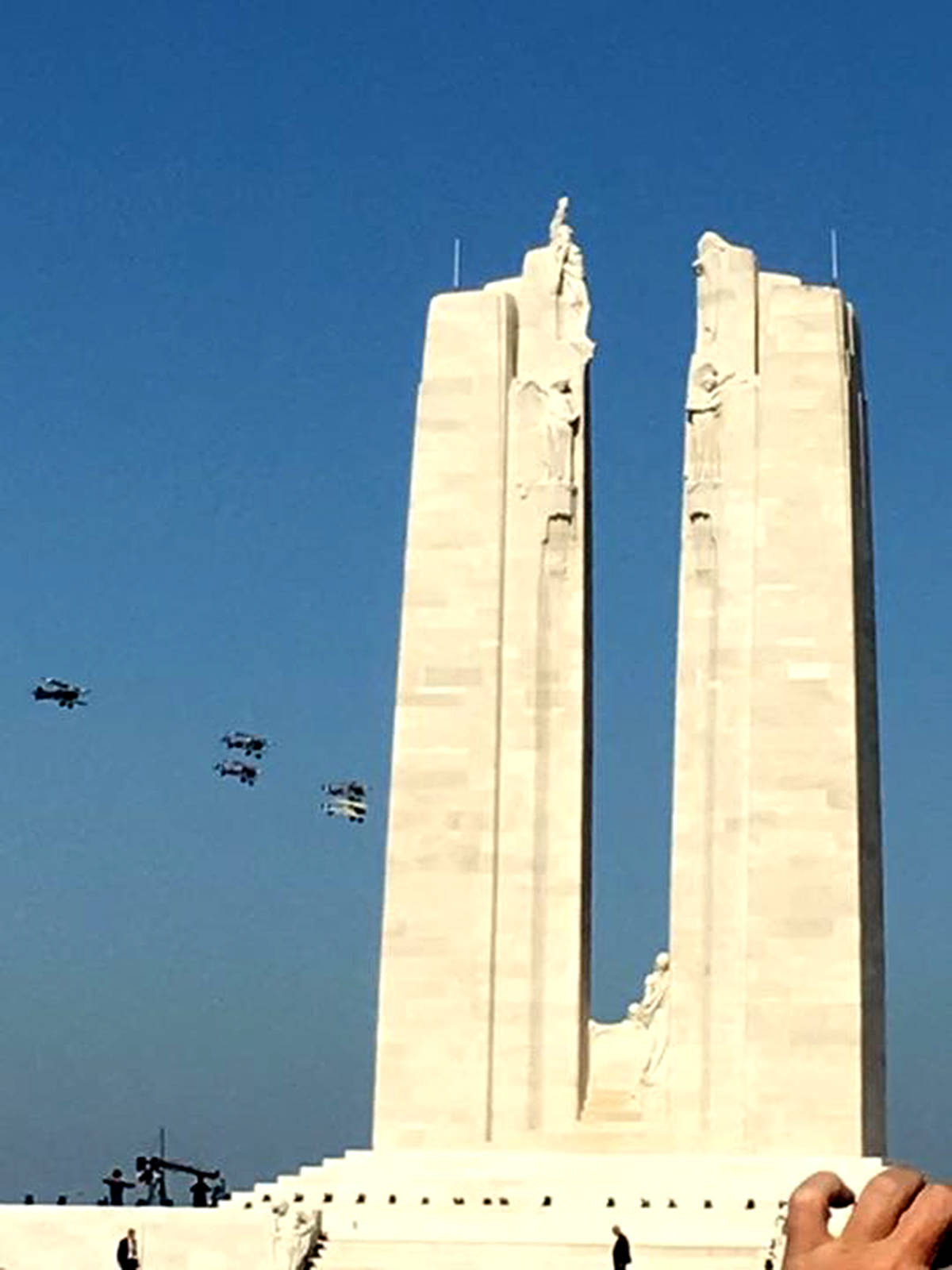 24803995_web1_210409-LAT-RH-VimyRidgeFlight-French_4