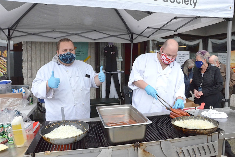 25097671_web1_210507-LAT-LSRCHotDogSale-._1