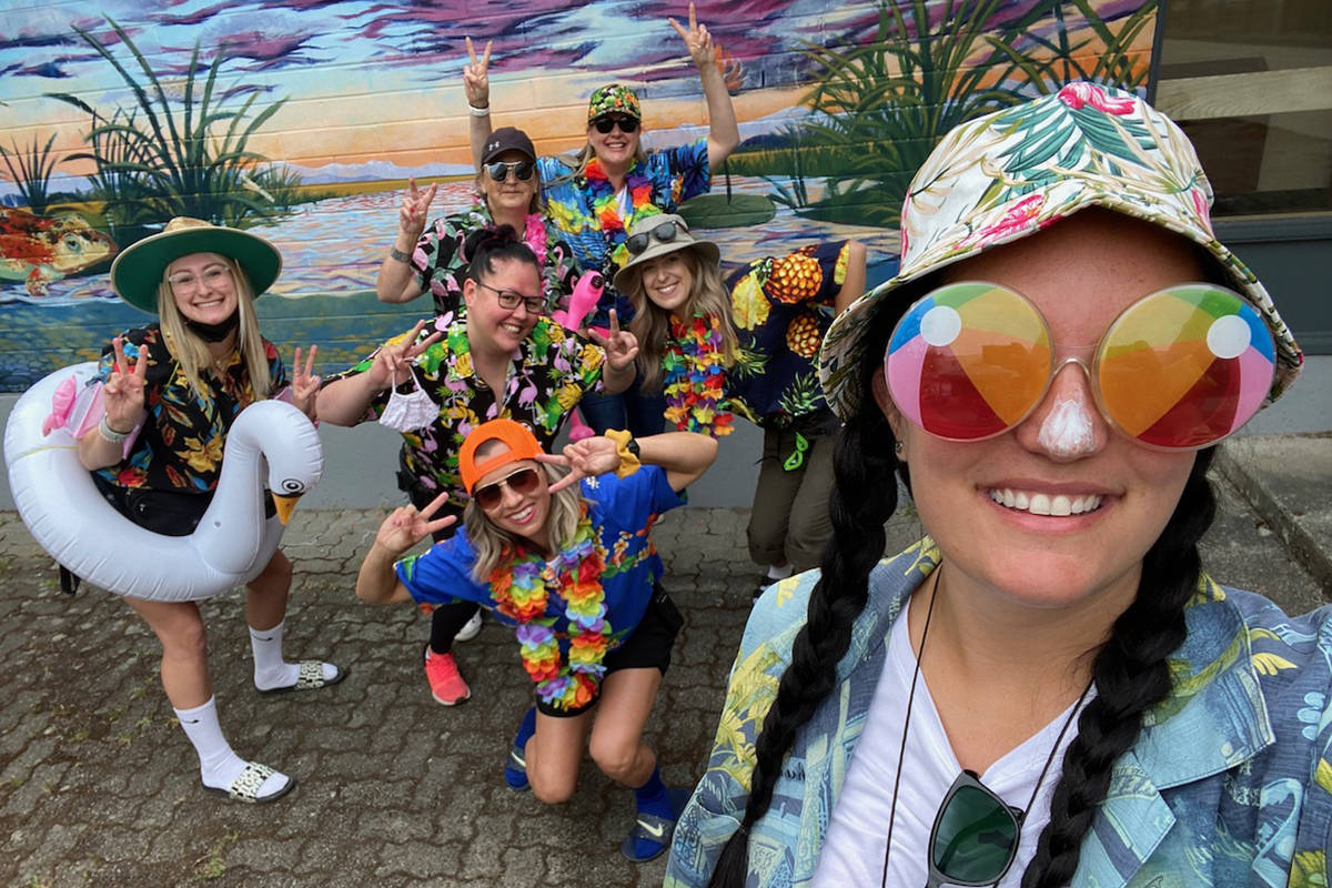 25476455_web1_210611-ALT-RU-Tacky-Tourists-tour_1