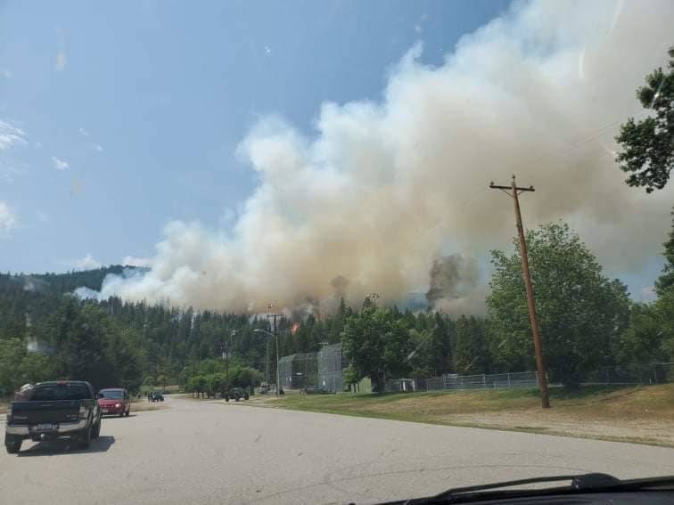 25694751_web1_210708-CAN-fire-castlegar_2