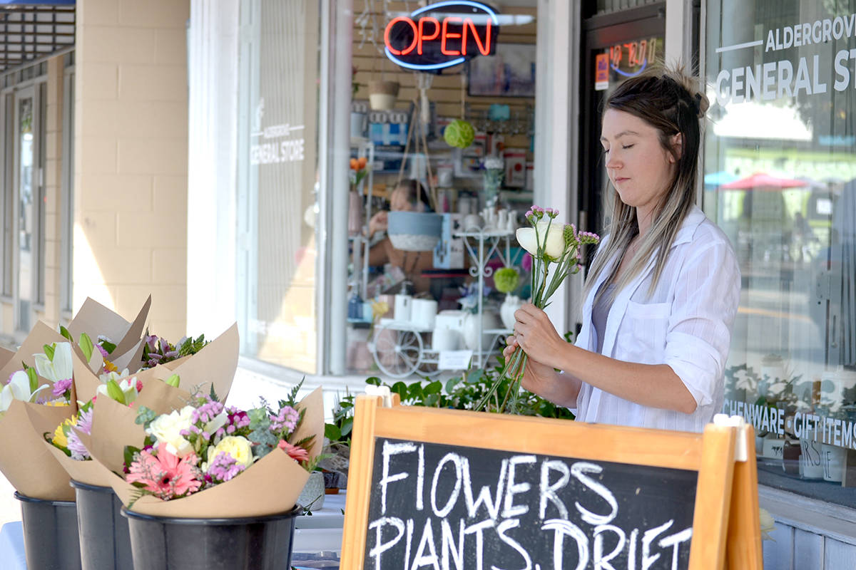 25928811_web1_210723-ALT-RU-flower-seller-seller_3