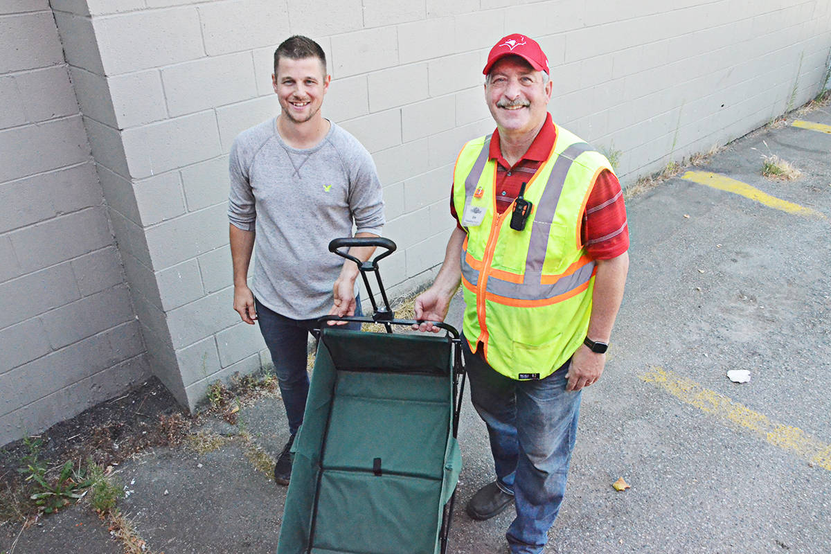 25976335_web1_210728-LAT-FoodBankWagons2