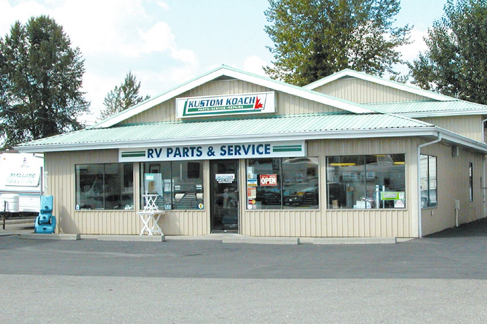 25972727_web1_210728-ALT-RU-Kustom-Koach-closing-RV_2