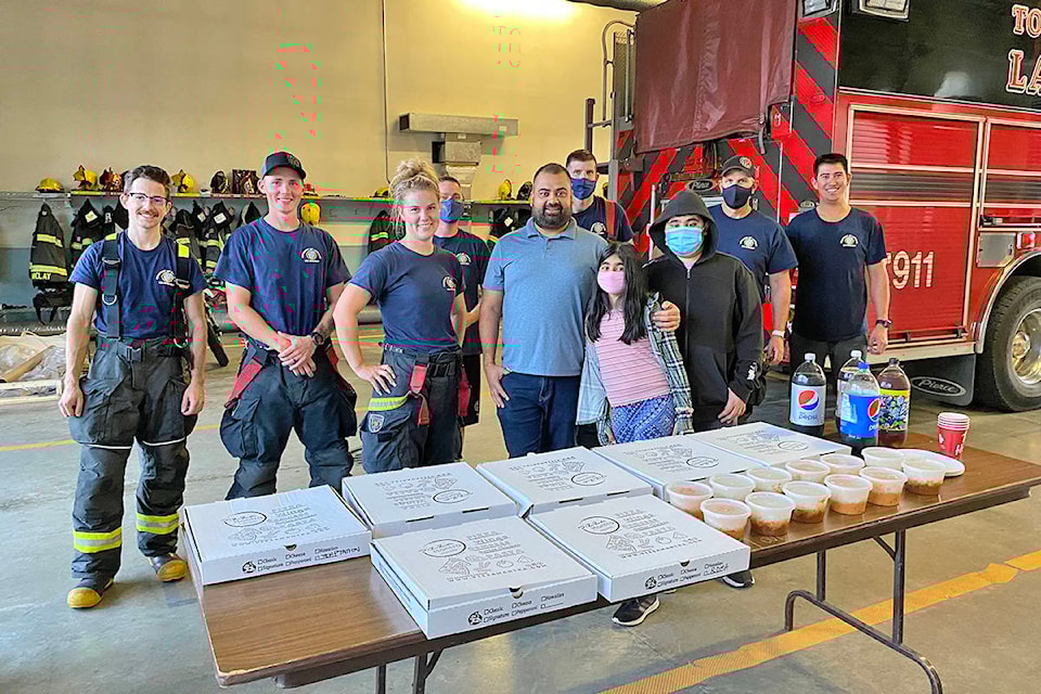 26014647_web1_210801-LAT-DF-Pizza-for-firefighters-delivery_1