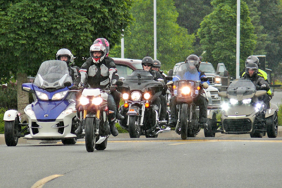 26244414_web1_210823-LAT-RH-RideForDougIslandOff-RFD_2