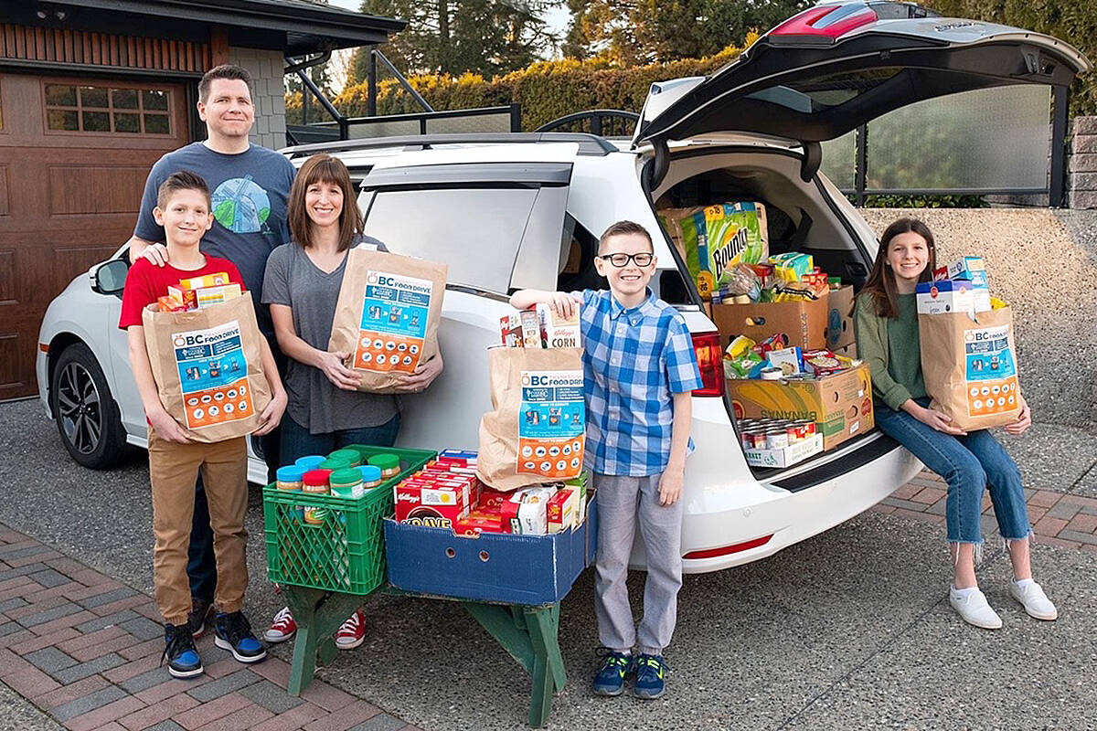 26463082_web1_210916-CLR-BC-Food-Drive-Terry_4