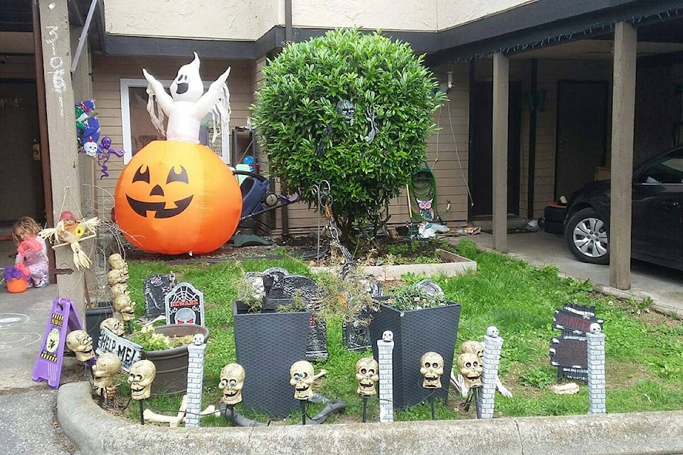 26721247_web1_210905-ALT-MM-Halloween-Houses-._2