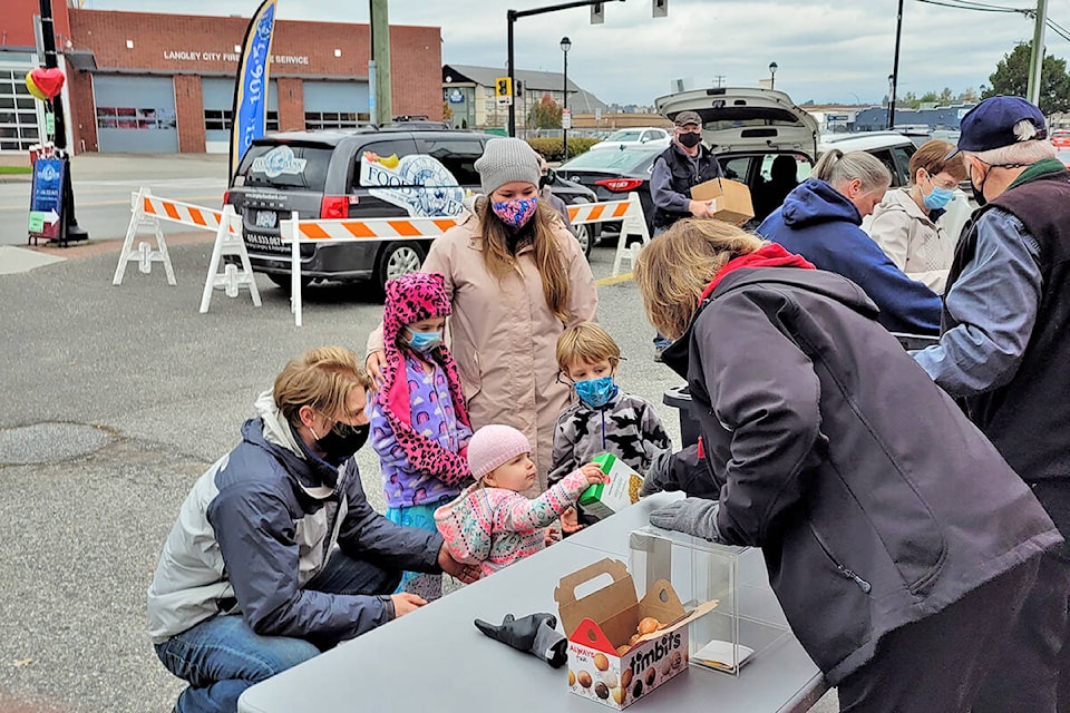 26818993_web1_211013-LAT-DF-US-radio-station-promotes-food-bank_1