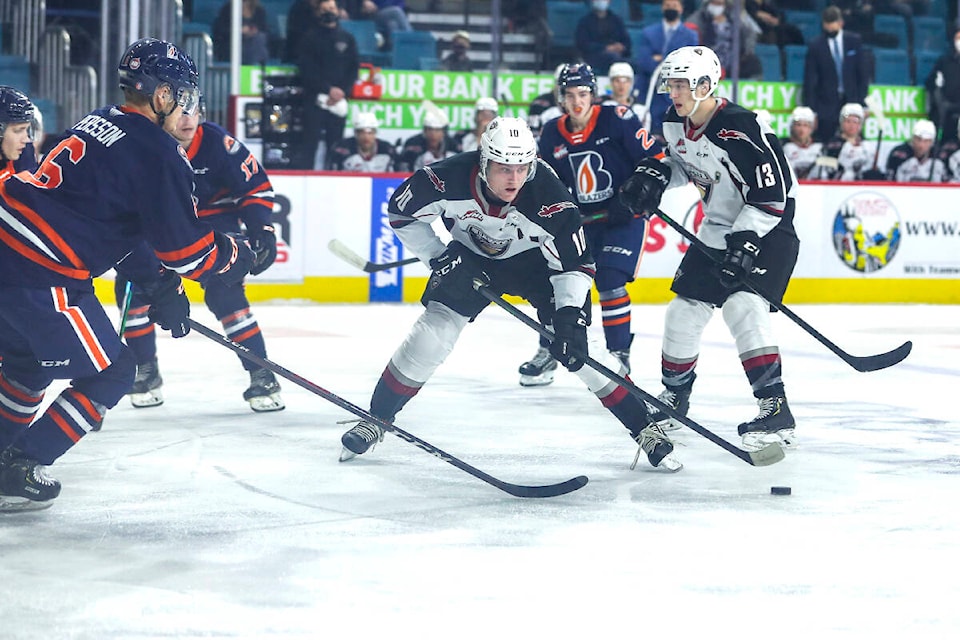 26928945_web1_211023-LAT-RH-GiantsinKamloops-Douglas_2