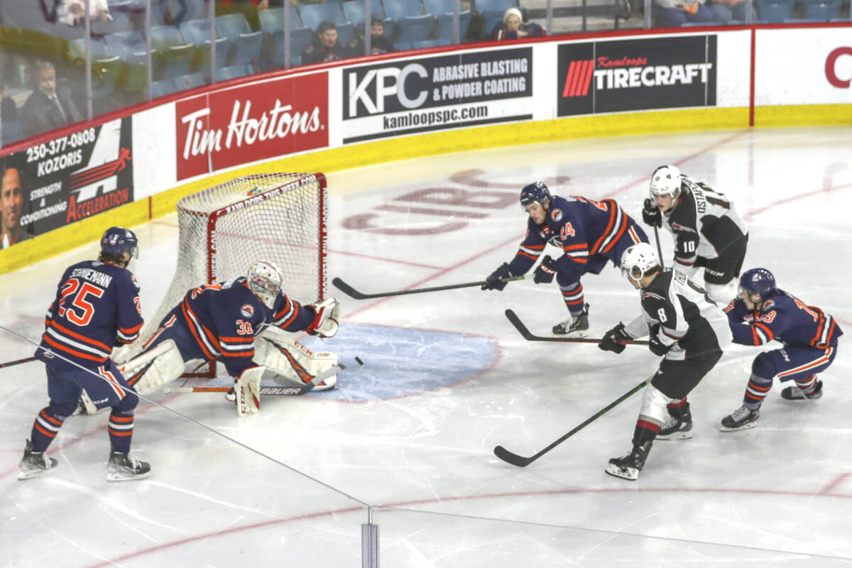 26928945_web1_211023-LAT-RH-GiantsinKamloops-Douglas_4