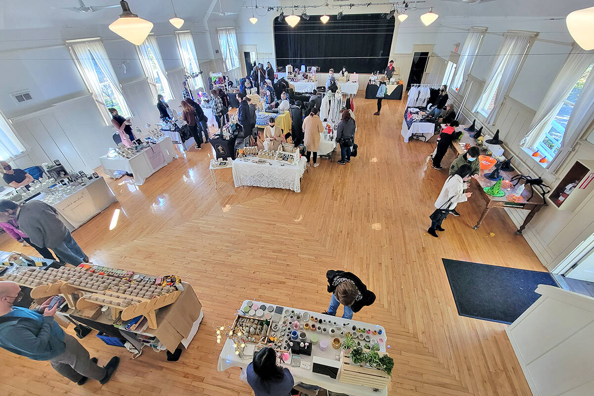 Social distancing was maintained at the iMADE market in Fort 91原创 on Saturday, Oct. 30 and Sunday, Oct. 31. (Dan Ferguson/91原创 Advance Times)