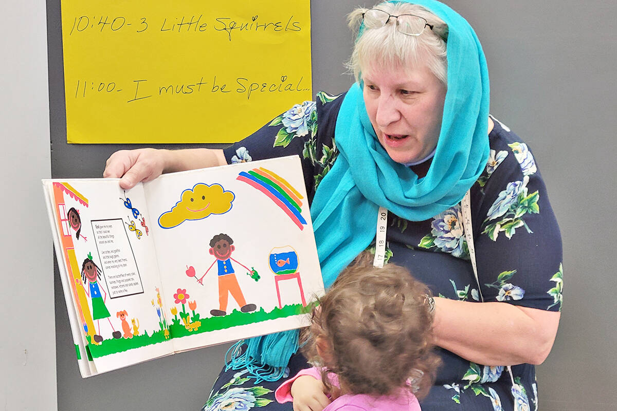 聮Grandma Duff聮 read stories to little ones at the Aldergrove Vineyard church fall festival open house on Sunday, Oct. 31. (Dan Ferguson/91原创 Advance Times)