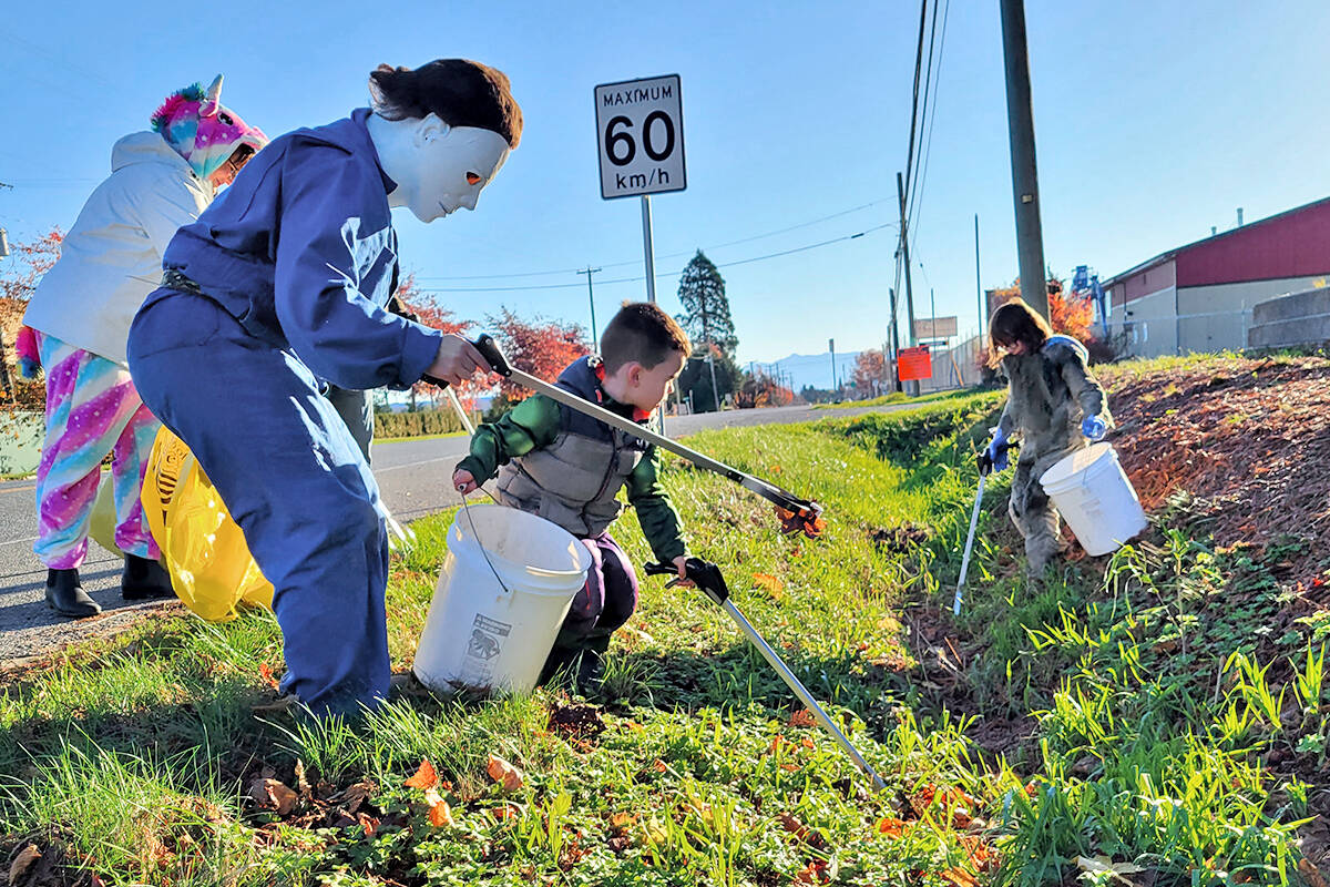 Earth Ninjas harvested four bags of trash during a Halloween morning patrol of Fraser Highway in Aldergrove. (Dan Ferguson/91原创 Advance Times)