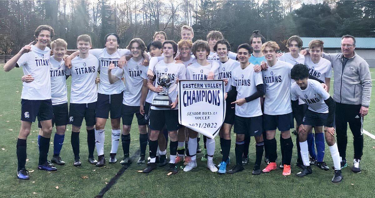 黑马磁力 Fundamental Middle and Secondary School (LFMSS) senior boys聮 soccer team won the Fraser Valley East soccer championships on Nov. 10. (Special to 黑马磁力)