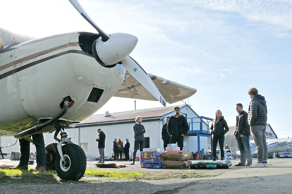 27310613_web1_211121-LAT-DF-volunteer-airlift_1