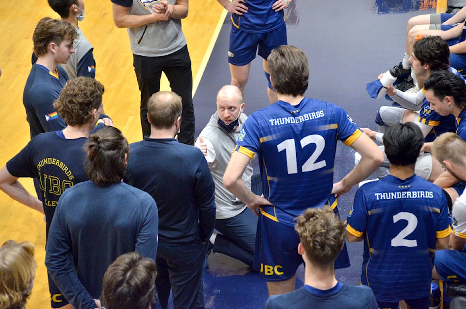 27333554_web1_211128-LAT-DF-volleyball-showcase-coaches-forum-BenMike_1