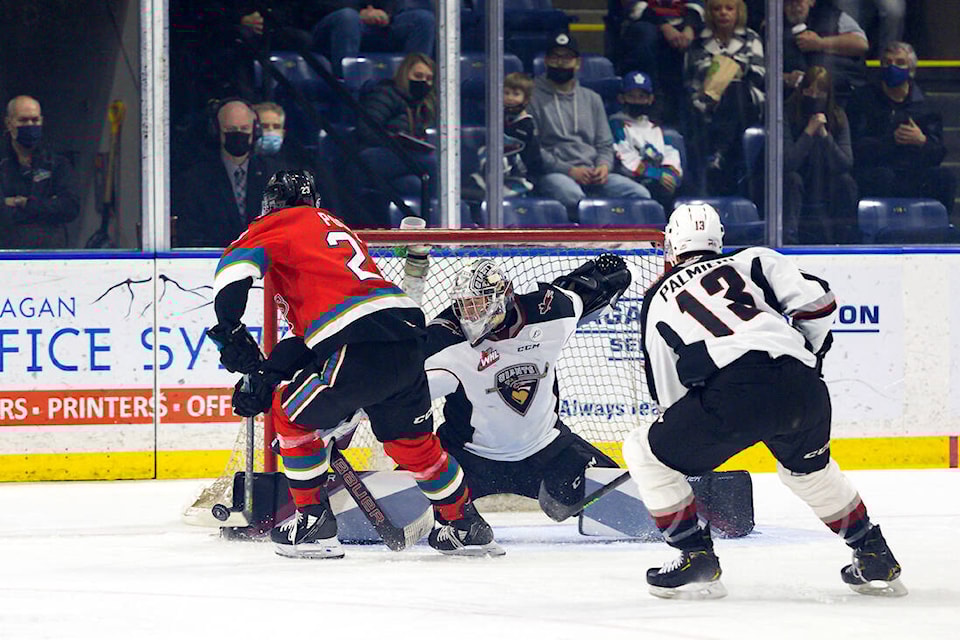 27385902_web1_211202-LAT-RH-GiantsBeatKelowna-Dunsmoor_2