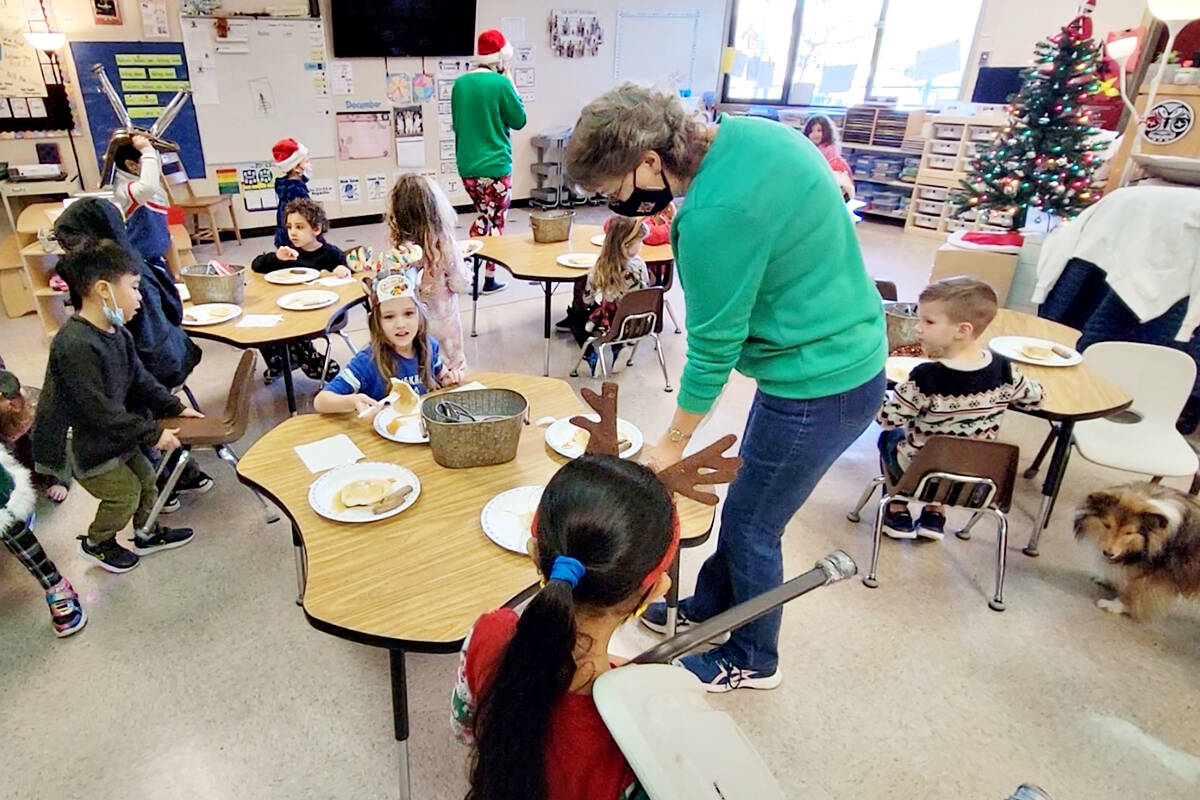 Mrs. Peterson聮s kindergarten class at Shortreed school in Aldergrove settled in with their breakfast on Wednesday, Dec. 8. (Dan Ferguson/91原创 Advance Times)