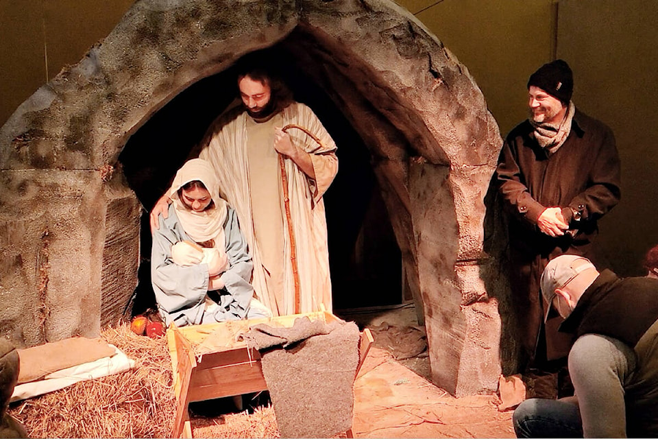 27505685_web1_211213-LAT-DF-Interactive-christmas-mary-joseph_1