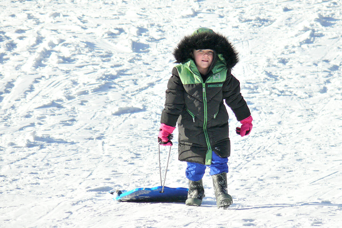 A warmly-dressed Jayden, 5 was out sledding on the slope near the George Preston rec centre. (Dan Ferguson/91原创 Advance Times)